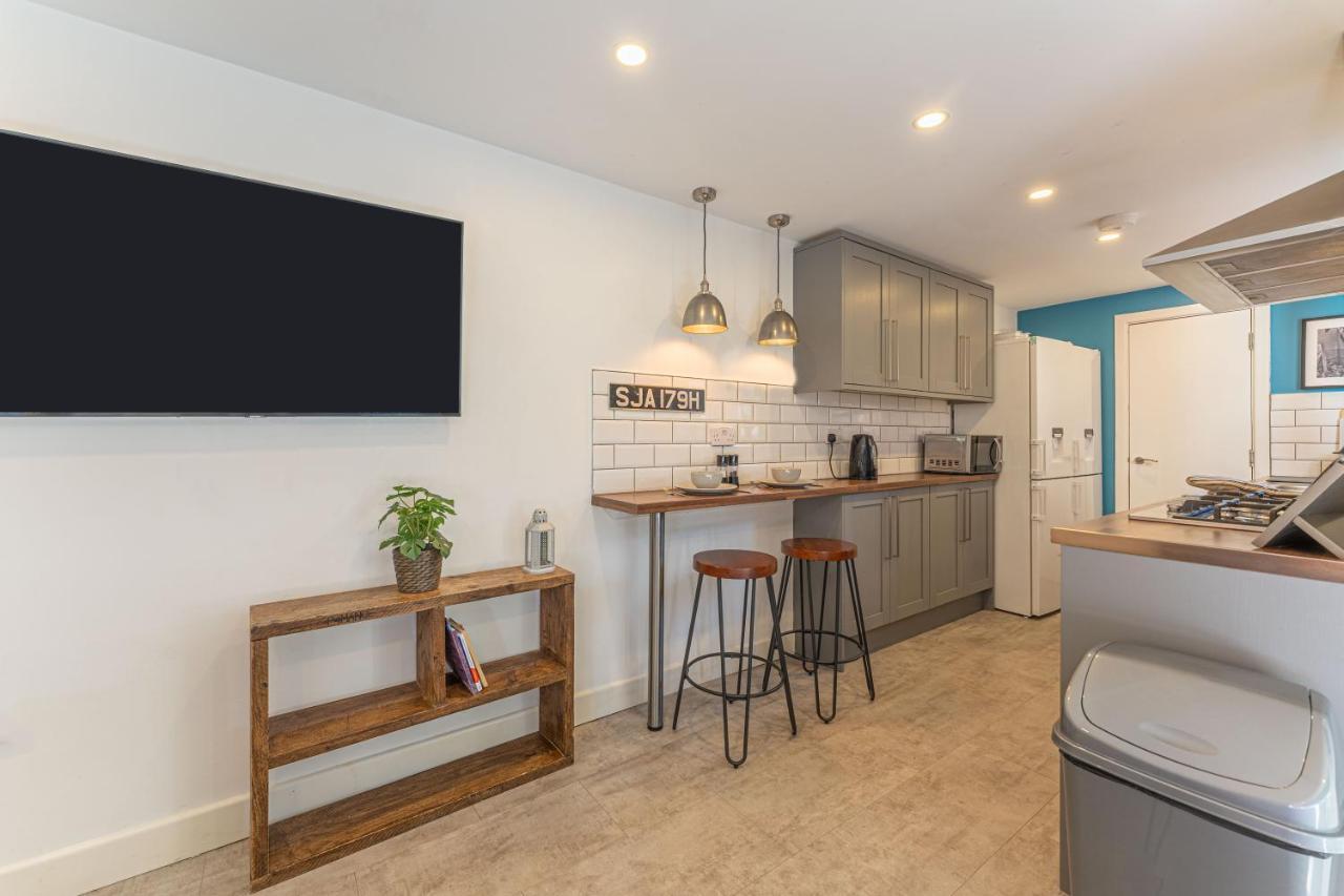 Stylish 5-Bed Home, Each With En-Suite And Own Tv โคเวนทรี ภายนอก รูปภาพ