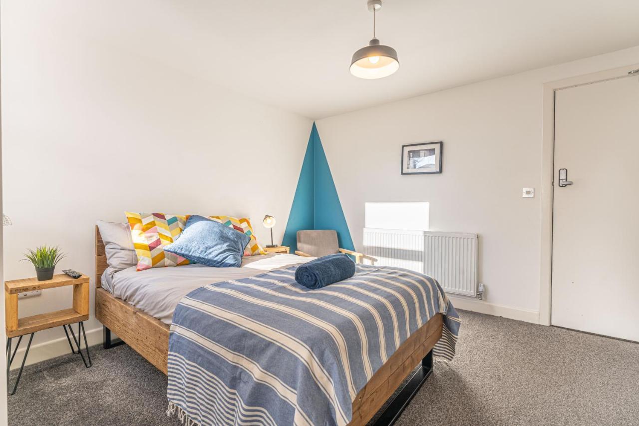 Stylish 5-Bed Home, Each With En-Suite And Own Tv โคเวนทรี ภายนอก รูปภาพ