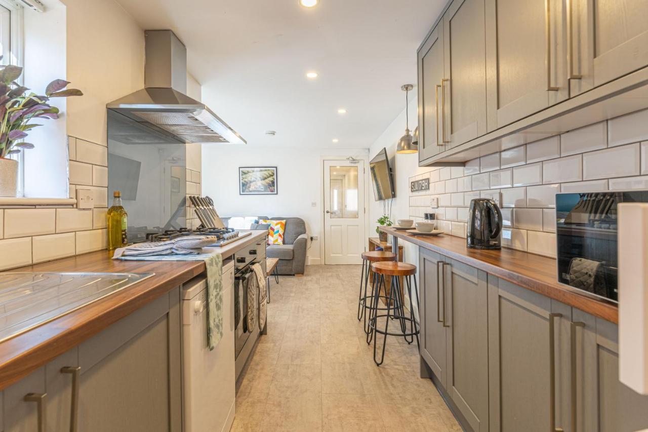 Stylish 5-Bed Home, Each With En-Suite And Own Tv โคเวนทรี ภายนอก รูปภาพ