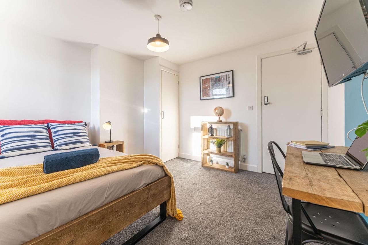 Stylish 5-Bed Home, Each With En-Suite And Own Tv โคเวนทรี ภายนอก รูปภาพ