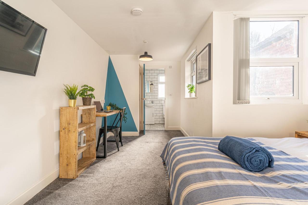 Stylish 5-Bed Home, Each With En-Suite And Own Tv โคเวนทรี ภายนอก รูปภาพ