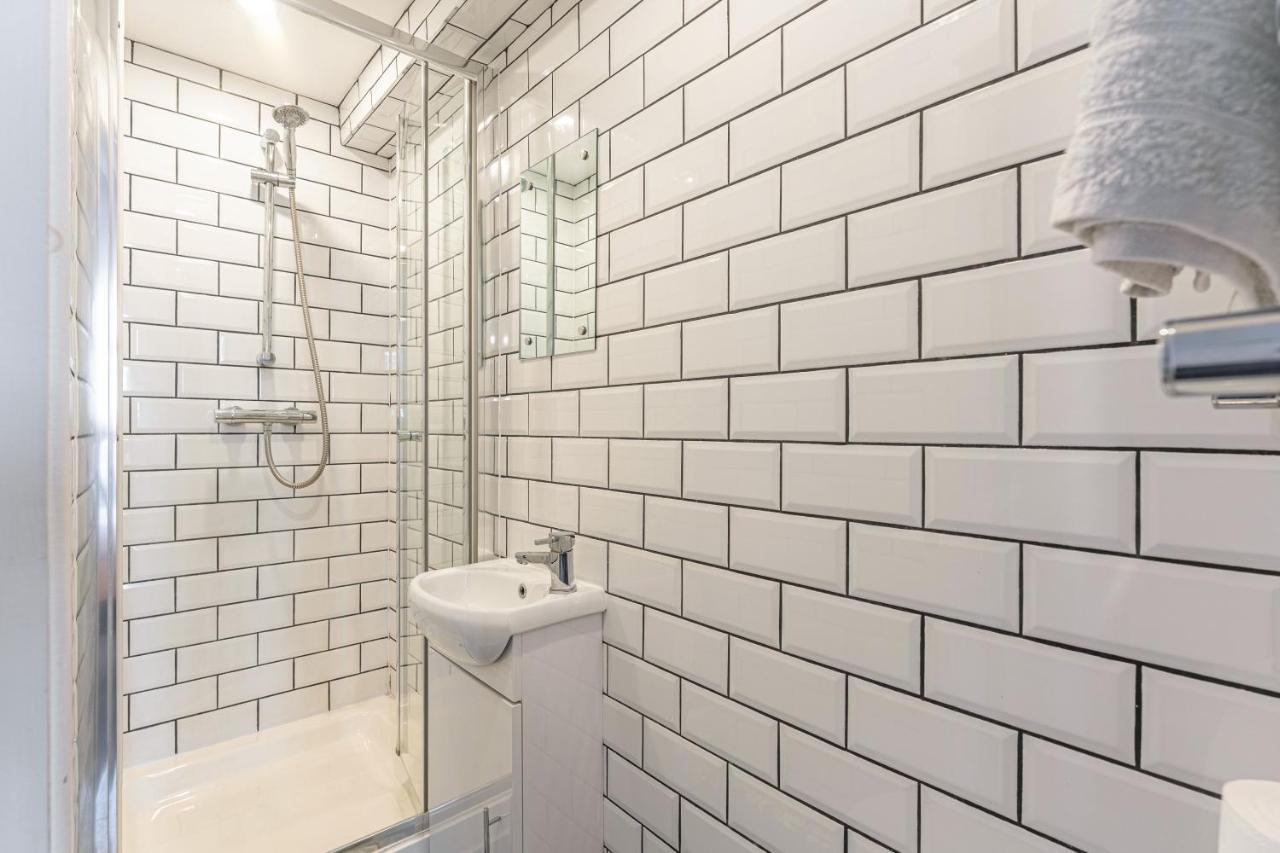 Stylish 5-Bed Home, Each With En-Suite And Own Tv โคเวนทรี ภายนอก รูปภาพ